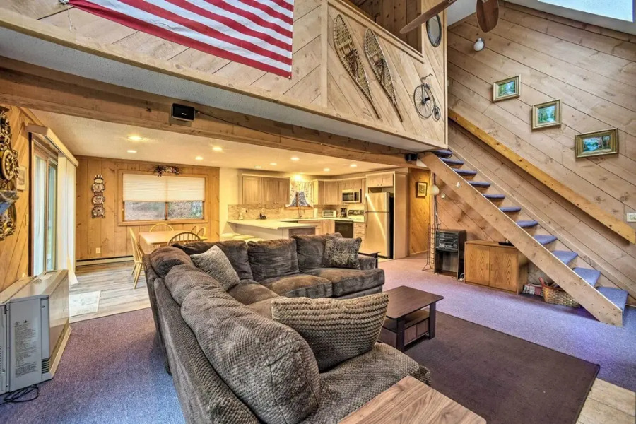 Cozy Mountain Retreat w/ Deck ~ 3 Mi to Mount Snow