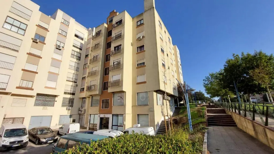 Perfect to Enjoy Lisbon Cascais and Sintra at 1200 metres to metro blue line and Sintra Rail line