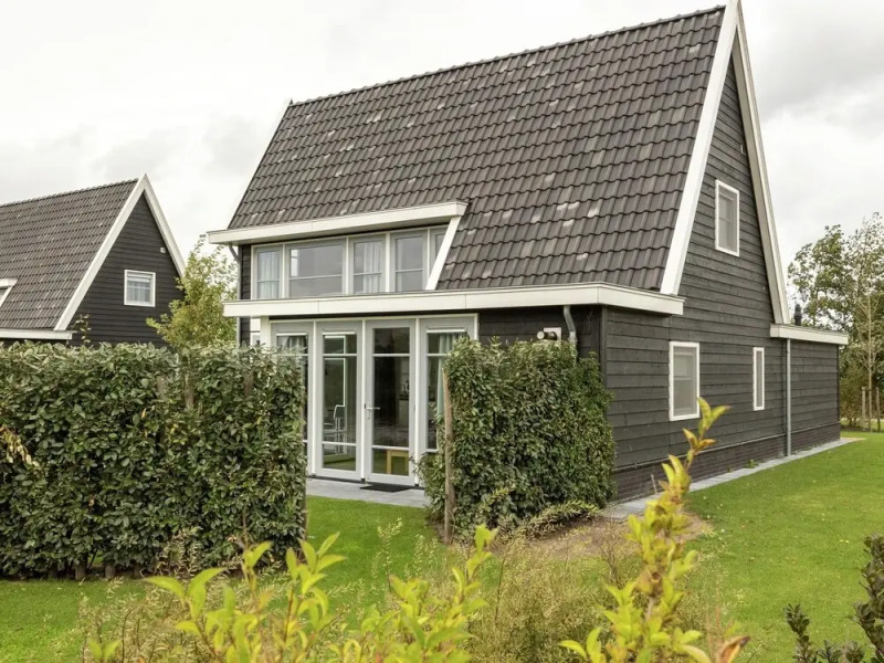 Modern House With a Jetty, Located in Beautiful Giethoorn