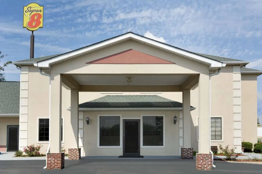 Super 8 Chatsworth / Dalton