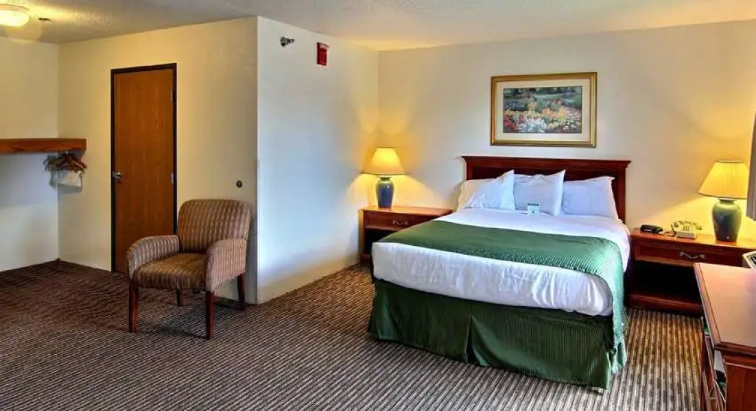 Days Inn & Suites by Wyndham Traverse City