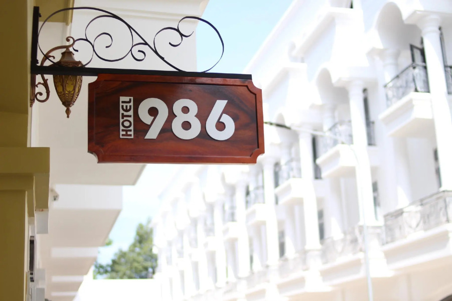 Hotel 986