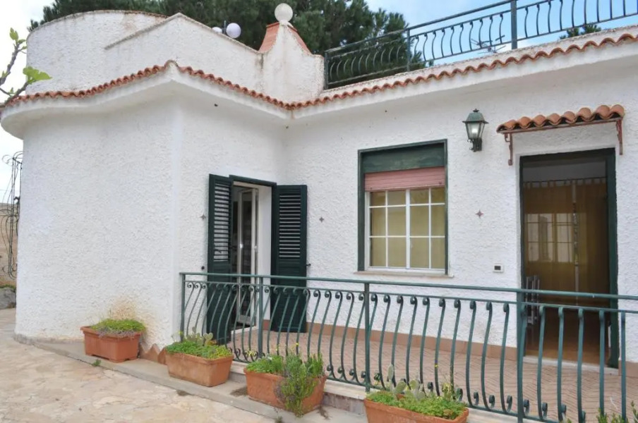 Casa Aisha con ampio giardino sul mare