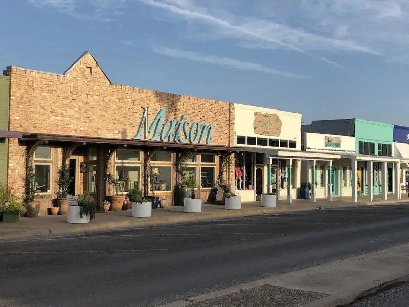 Family Friendly, Beautiful Home for Fishing in Style