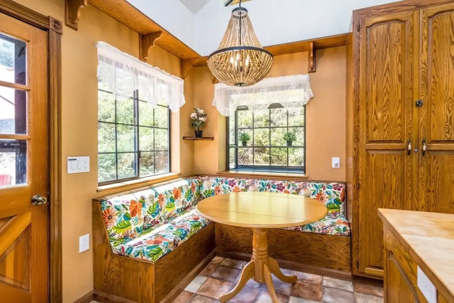 Auromi Chalet - The Large and Spacious Auromi Chalet Features a Game Room and Warm, Cozy Fireplace by Redawning