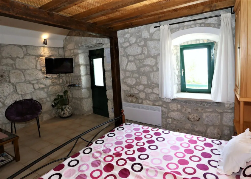 Holiday house in stone with heated pool