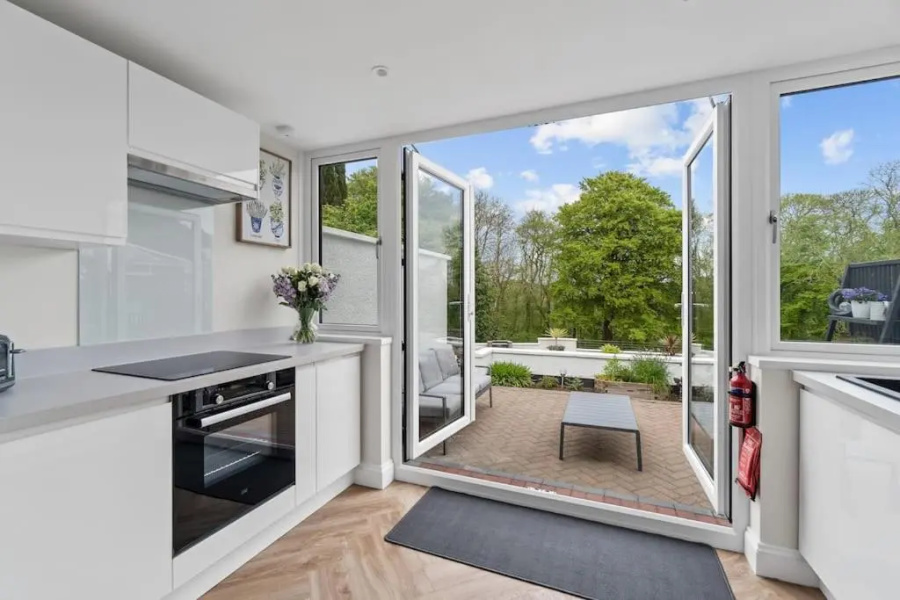 White Cottage Stunning Contemporary 2 bedroom 2 ensuite Annex with Hot Tub