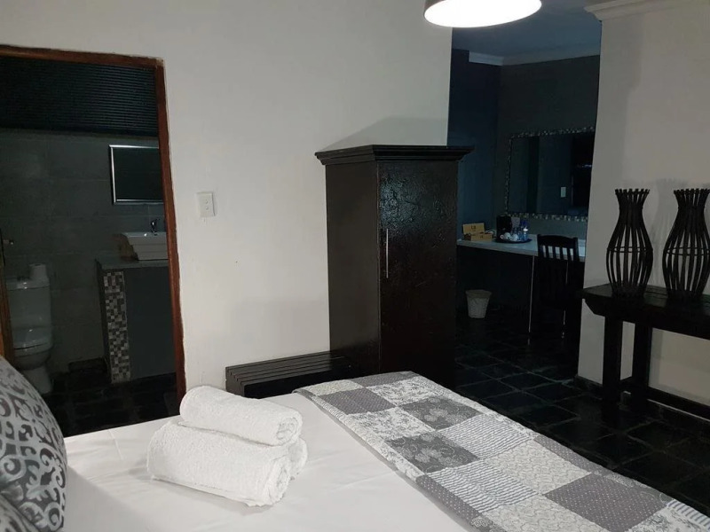 44 On Ennis Guest Lodge and Restaurant