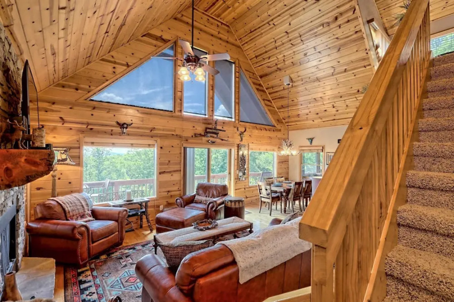 Spacious 'eagle's View' Luxury Cabin w/ Views