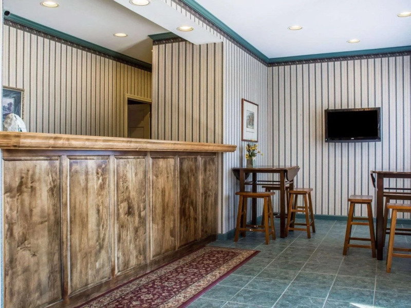 Rodeway Inn Marshall Manor