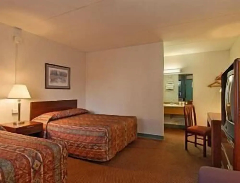 Super 8 White River Junction