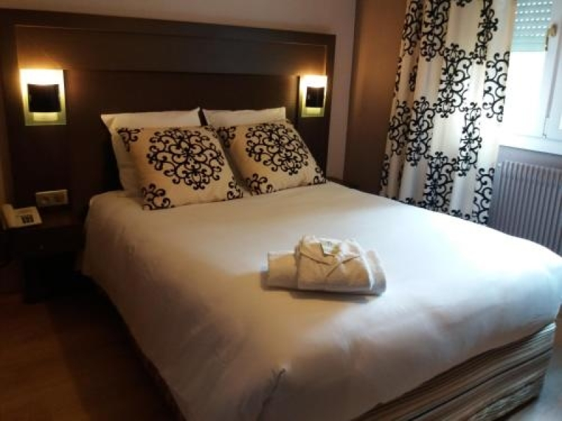 Hôtel Akena-Saint Laurent De Mure