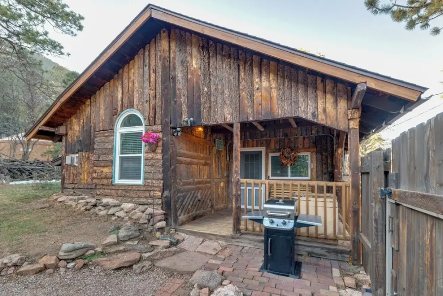Rustic Log Cabin w/ Studio ~ 5 Mi to Pikes Peak!