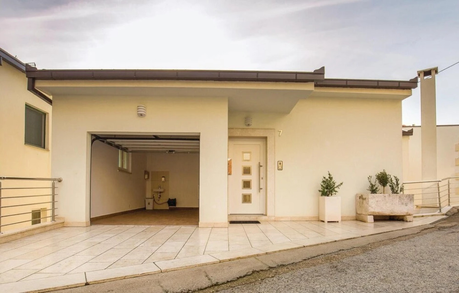 Stunning Home in Brist With Wifi and 4 Bedrooms