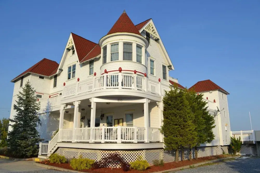 Tavern on the Bay Hotel & Marina