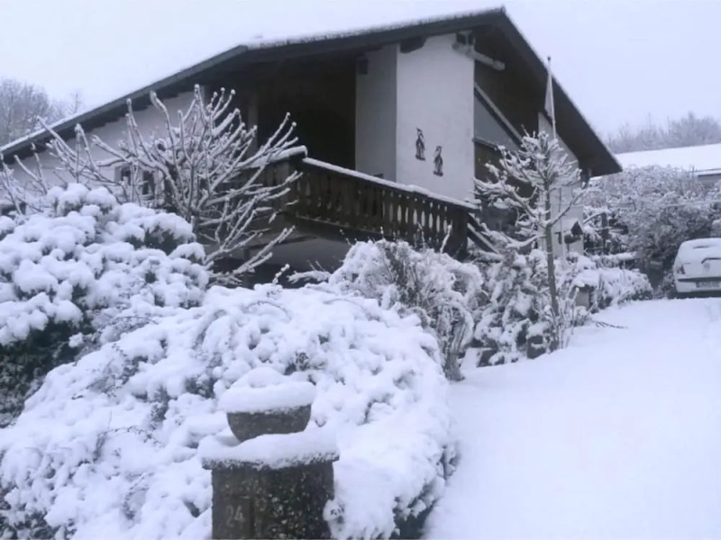 Apartment in Ellar With Garden