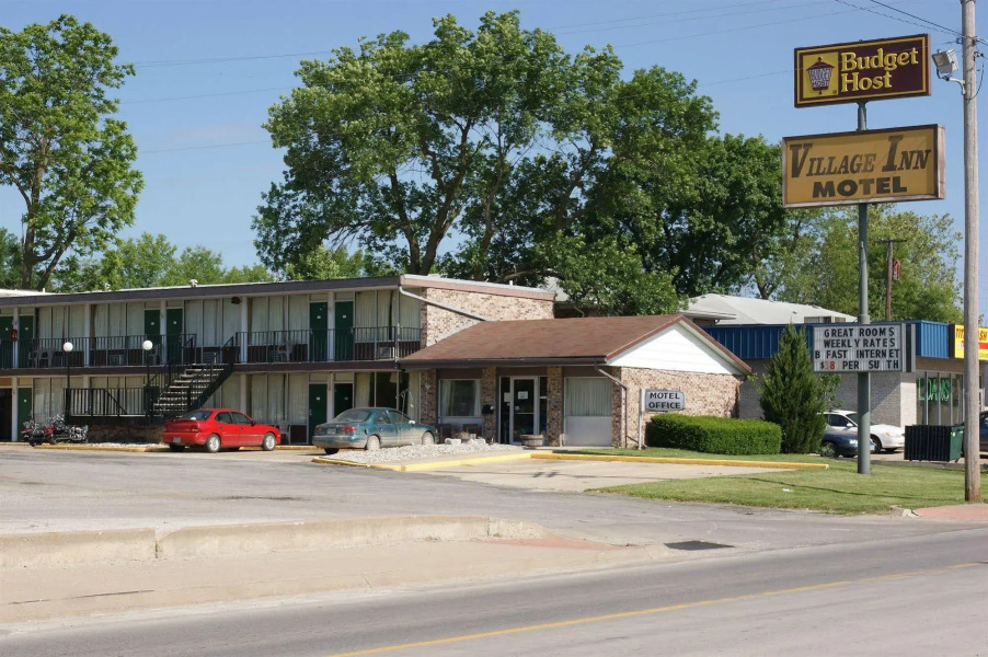 Budget Host Village Inn