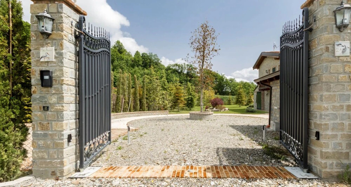 JOIVY Superb Villa For 7 W/Backyard And Bbq Area In Vaccarezza