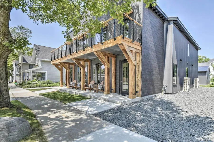 Elkhart Lake Townhome, Mins to Road America!