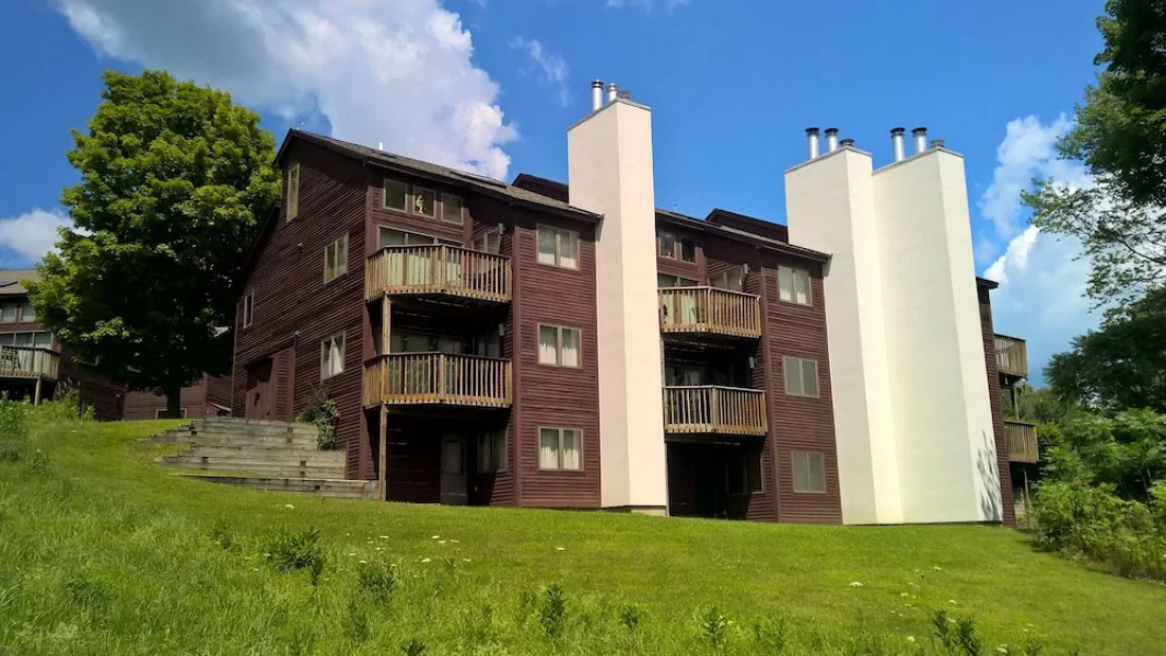 2br With High Ceilings & Private Sauna In Kettle Brook-okemo 2 Bedroom Condo