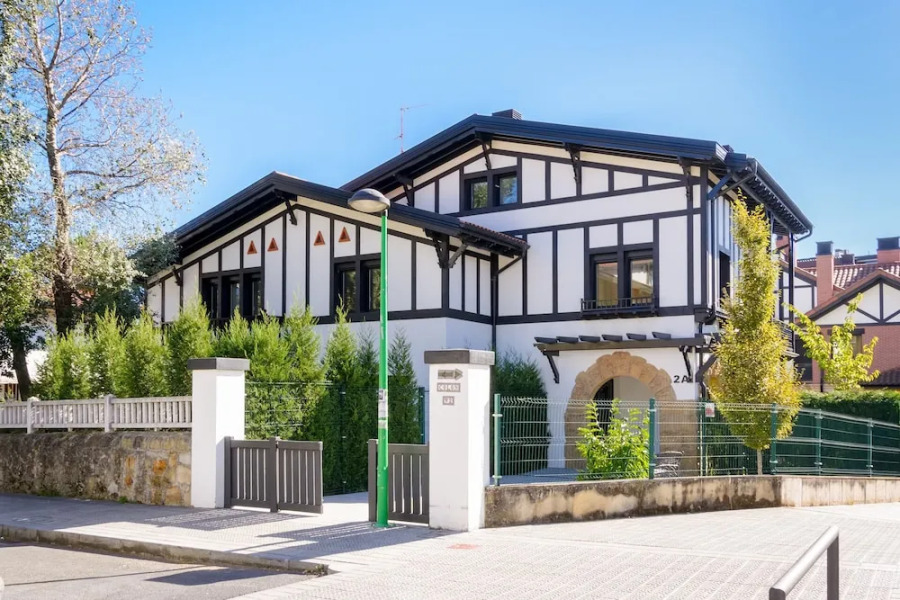 NEGURI I apartment with parking by Aston Rentals