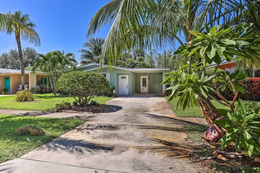 Vibrant Stuart Getaway w/ Private Hot Tub!