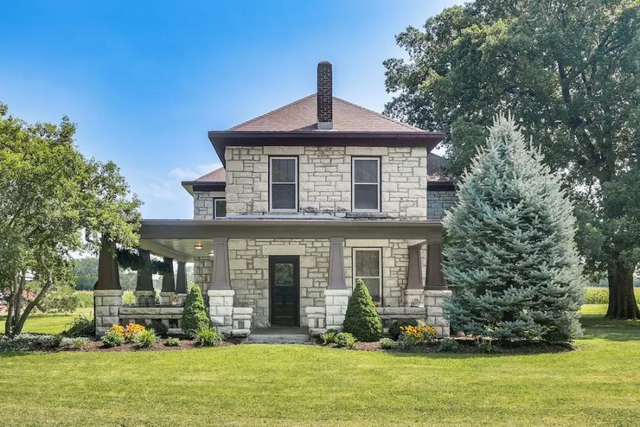 Pet-friendly Home: Grill & Fire Pit in Manhattan