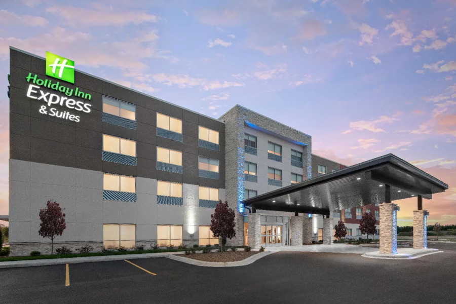 Holiday Inn Express & Suites Elkhorn - Lake Geneva Area by IHG