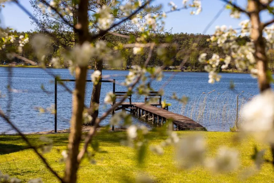 Apartament nad jeziorem Sukiel z własną plażą