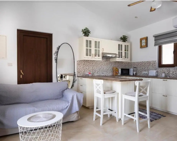 SUNNY CAPTAINS HOUSE with a pool