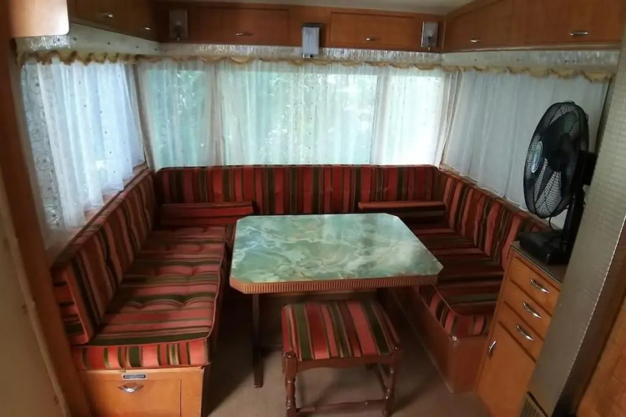 Geräumiger Wohnwagen unter Bäumen neben Mur-Stausee