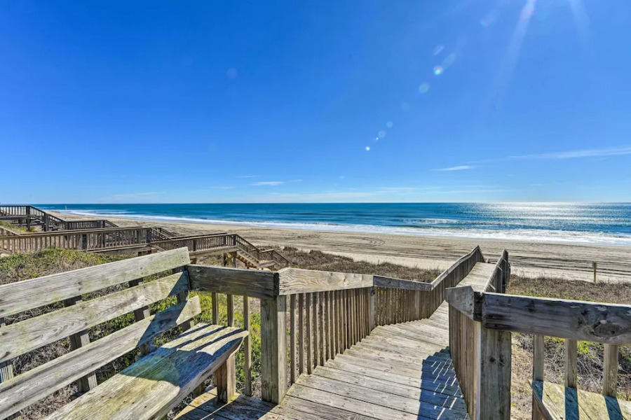 'west of the Moon' Ocean Apt w/ Beach Access!
