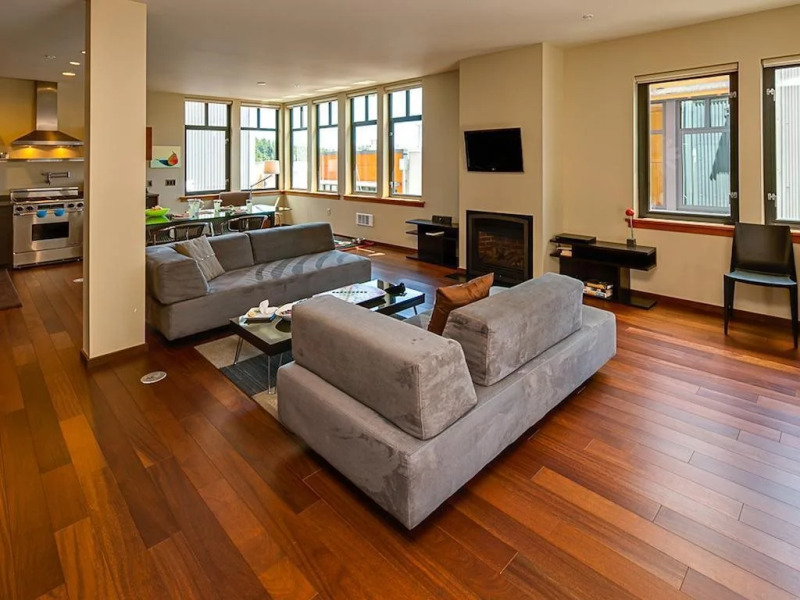 Island Inn at 123 West