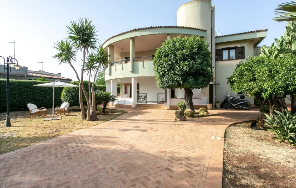 Beautiful Home in Siracusa With Wifi and 3 Bedrooms