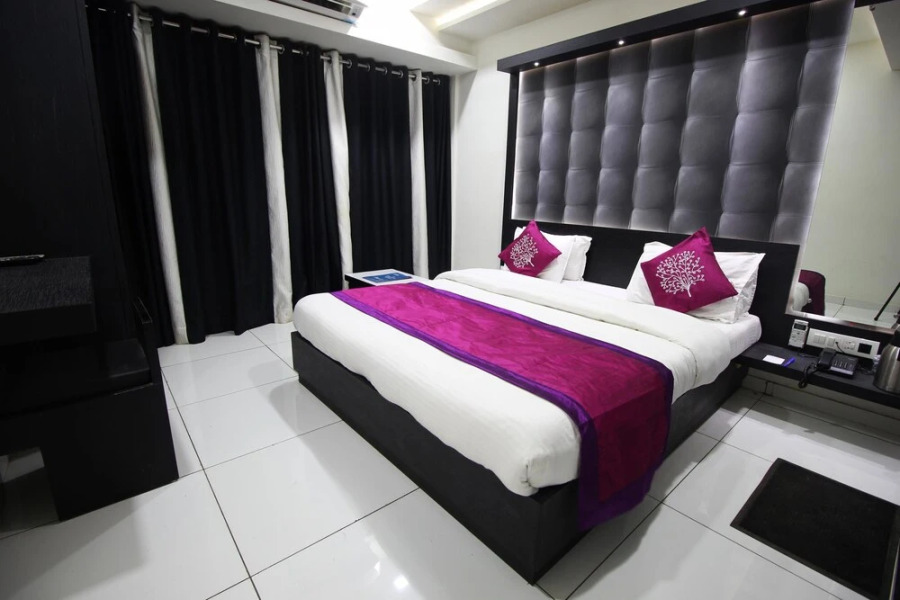 OYO 1319 Hotel Paramount Inn