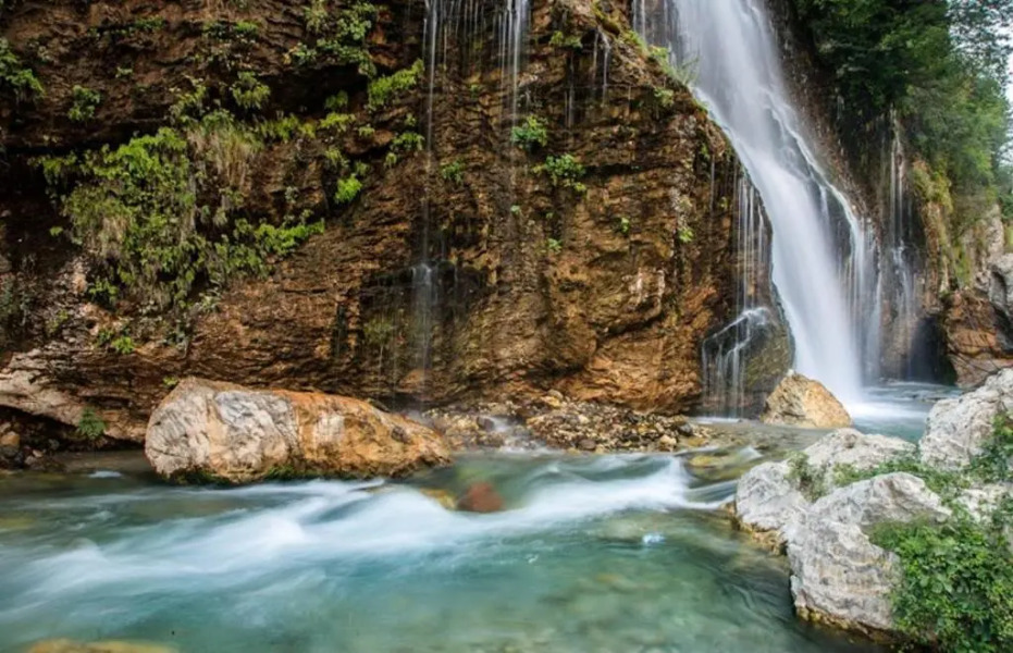 Kapuzbaşı Şelalesi Baştürk dinlenme tesisleri