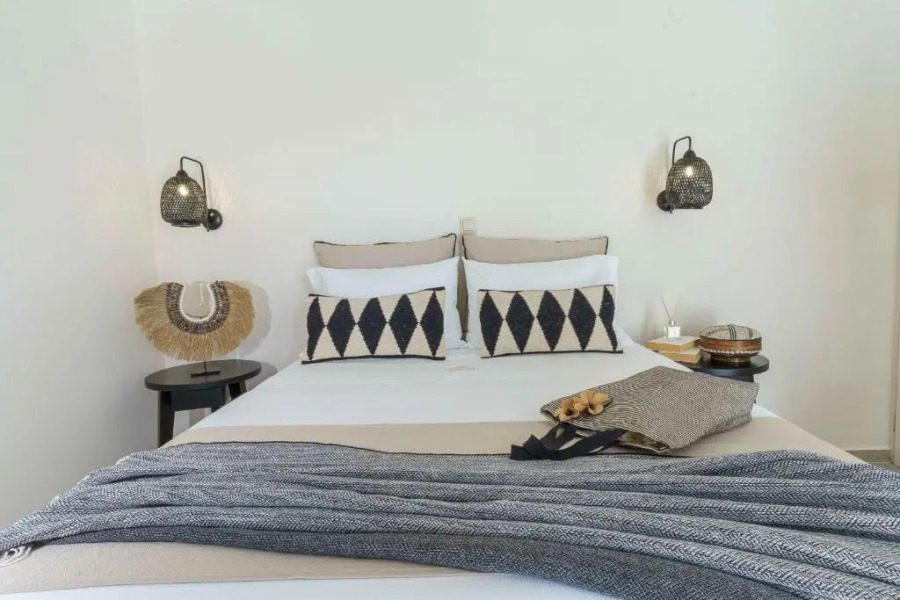 NIKKON LUXURY LIVING is a luxury private villa, in top of the sea.Enjoy LUXURY.