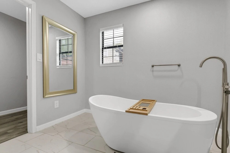 The Dragonfly At Brenham - Steps From Downtown 4 Bedroom Cottage by Redawning