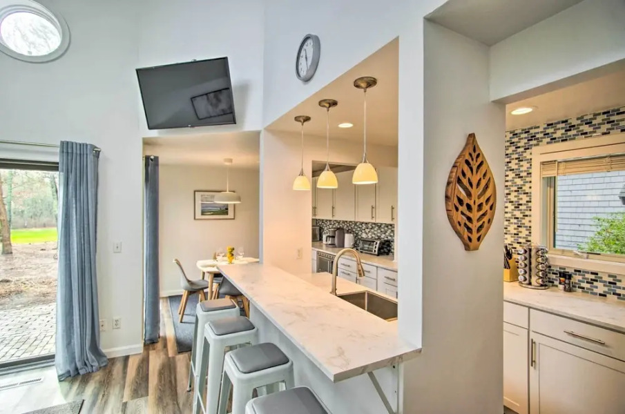 5 Mi to Mashpee Commons: Coastal Mashpee Condo