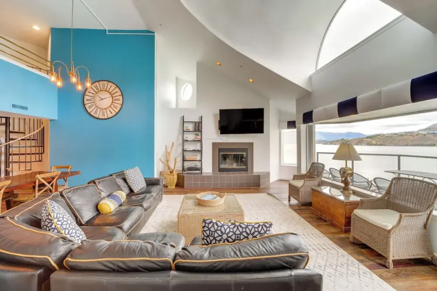 Beautiful Condo w/ Balcony on Lake Chelan!