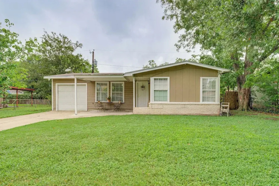 Fire Pit & Grill: Victoria Home Near Downtown