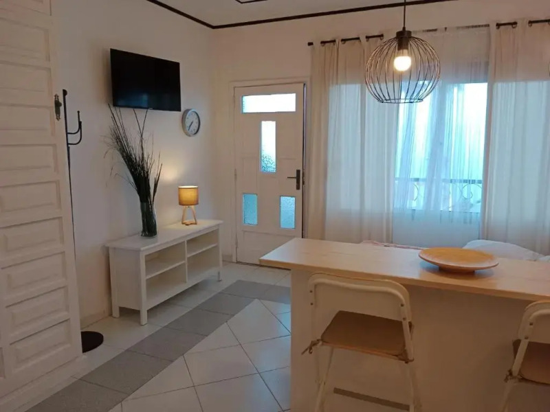 Studio sea front view & pool