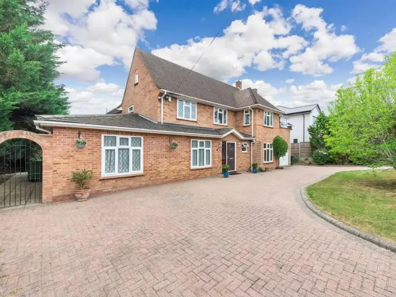 6 Bed House - Sleeps 11 - Pets - Garden - Parking