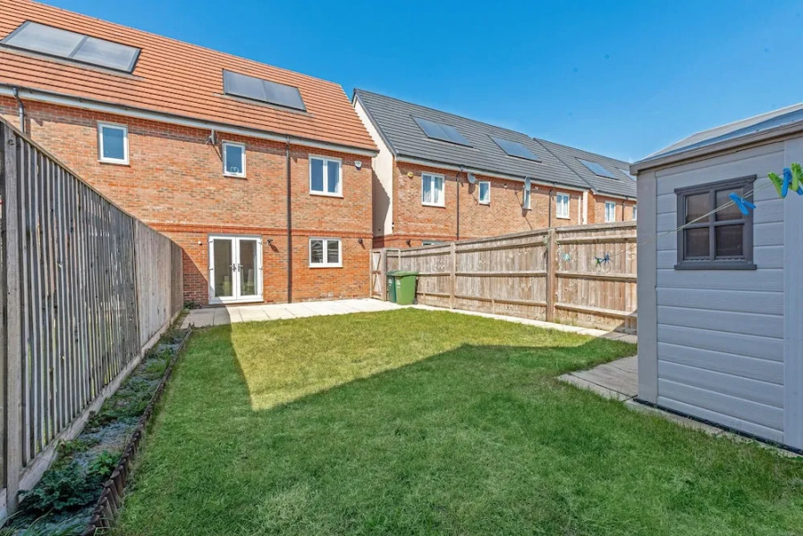 London Heathrow Living Serviced House 4 Bedrooms, 2.5 Bathrooms Up to 9 Beds