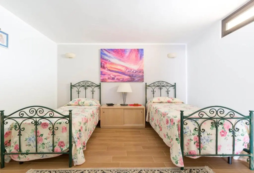 Intera villa con 2 bagni 4 camere da letto e box auto