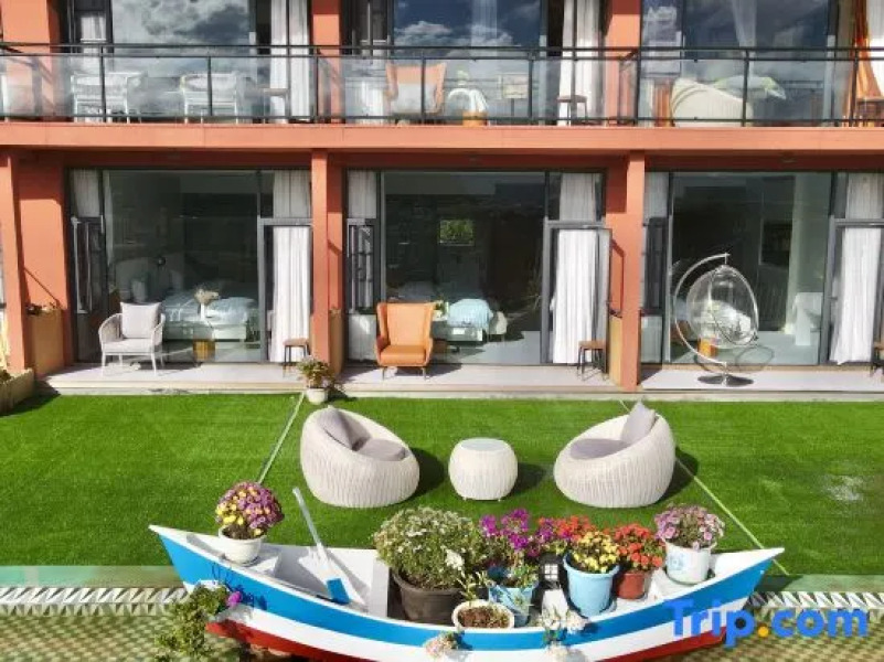 Lugu Lake Yunshang Flower Blossoms Half Mountain Lake View Resort