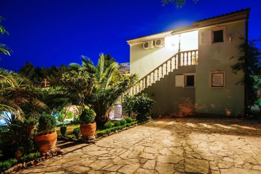 Poolicluded Holiday House Halic