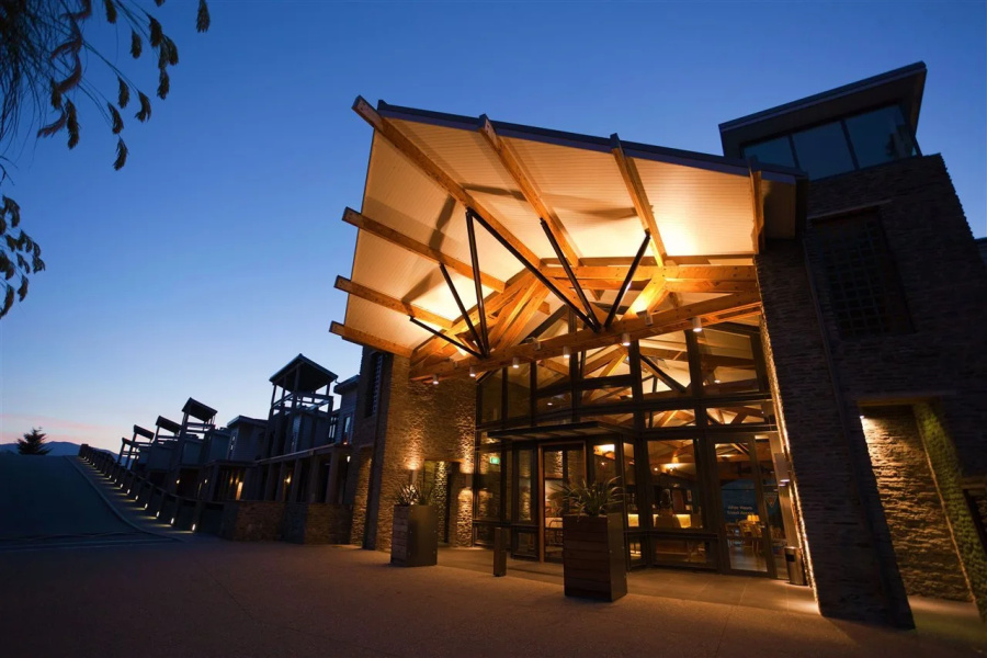 The Rees Hotel, Luxury Apartments & Lakeside Residences