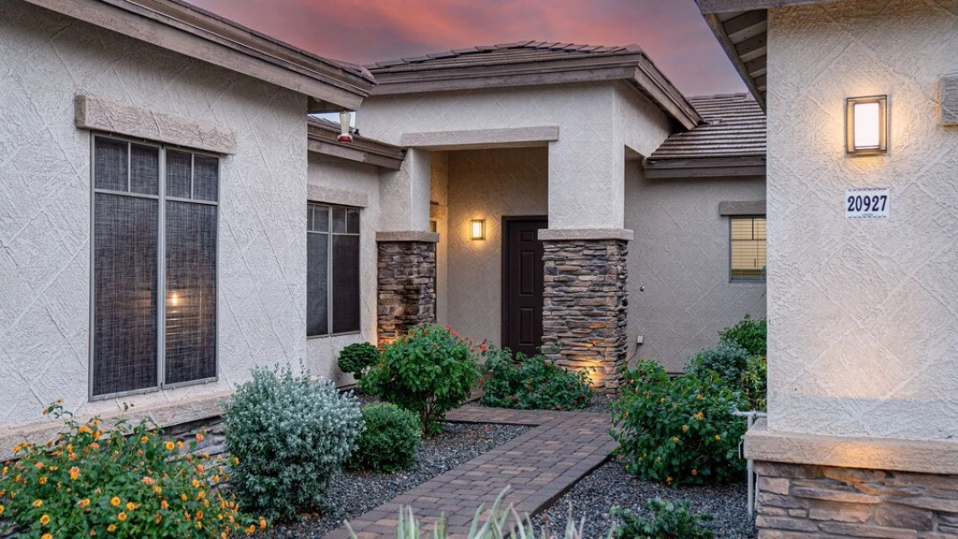 Desert Queen 4 Bedroom Home by RedAwning