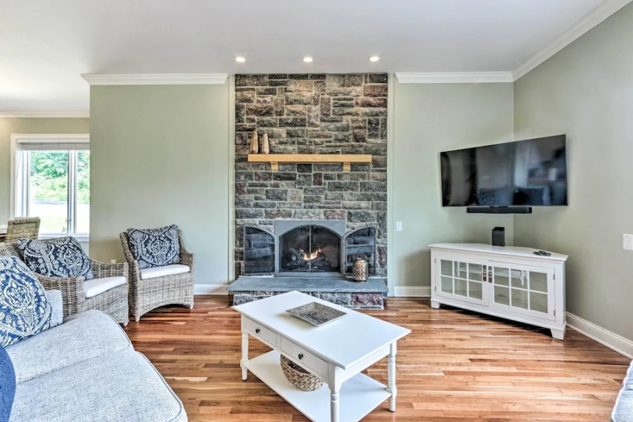 Elegant Middlefield Getaway w/ Game Room!